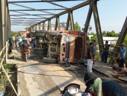 Truk Terguling di Jembatan Sei Air Tenang, Lalu Lintas ke Tangkahan Lumpuh