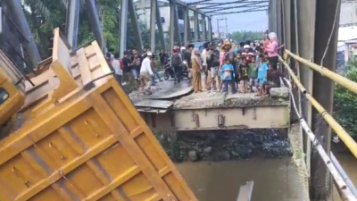 Jembatan Menuju Objek Wisata Tangkahan Ambruk, 1 Truk Terperosok