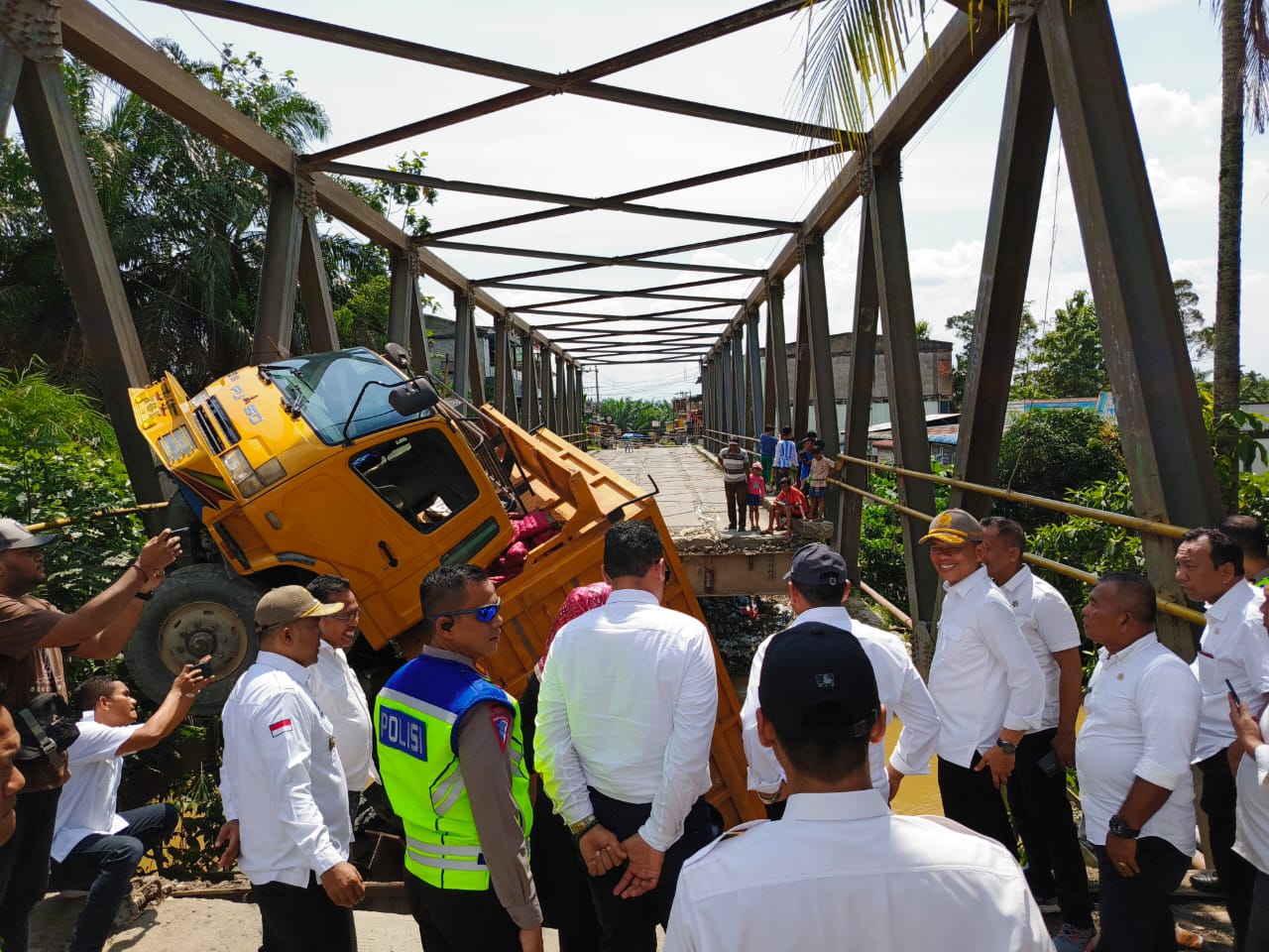 Jembatan Sei Air Tenang Padang Tualang Ambruk, Dinas PUPR Provsu Tidur?