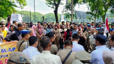 Tuntut Kades Dicopot, Ratusan Warga Desa Serapuh Asli Geruduk Kantor Bupati Langkat