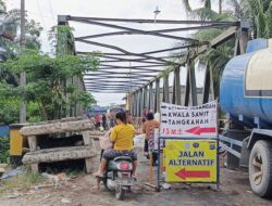 Oknum Preman Bangun Titi Alternatif di Jembatan Air Tenang, Petugas Dishub Diusir