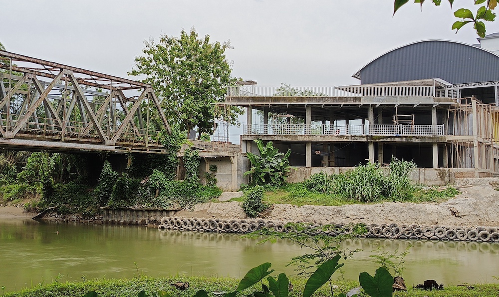 Tanpa Rekomtek, Bangunan Megah di Tanggul Sungai Batang Serangan Diduga Ilegal