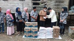 Ricky Anthony Serahkan Bantuan untuk Korban Kebakaran di Hinai Kanan
