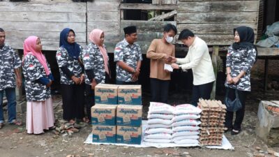 Ricky Anthony Serahkan Bantuan untuk Korban Kebakaran di Hinai Kanan