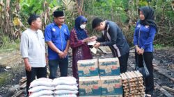 Jamiah Pungut Beras di Puing Sisa Kebakaran, Ricky Anthony Hadir Antrakan Bantuan