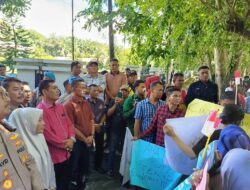 Demo di DPRD Langkat, Orator ‘Risih’ Dengar Asmaul Husna